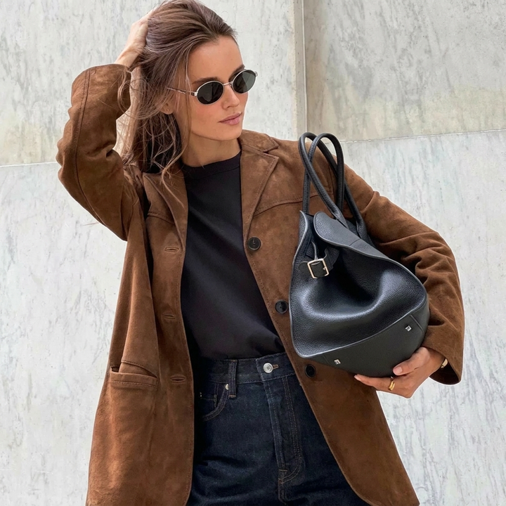 Trendy oversized dames colbert in bruin, voor een moderne en elegante zakelijke of casual mode statement.