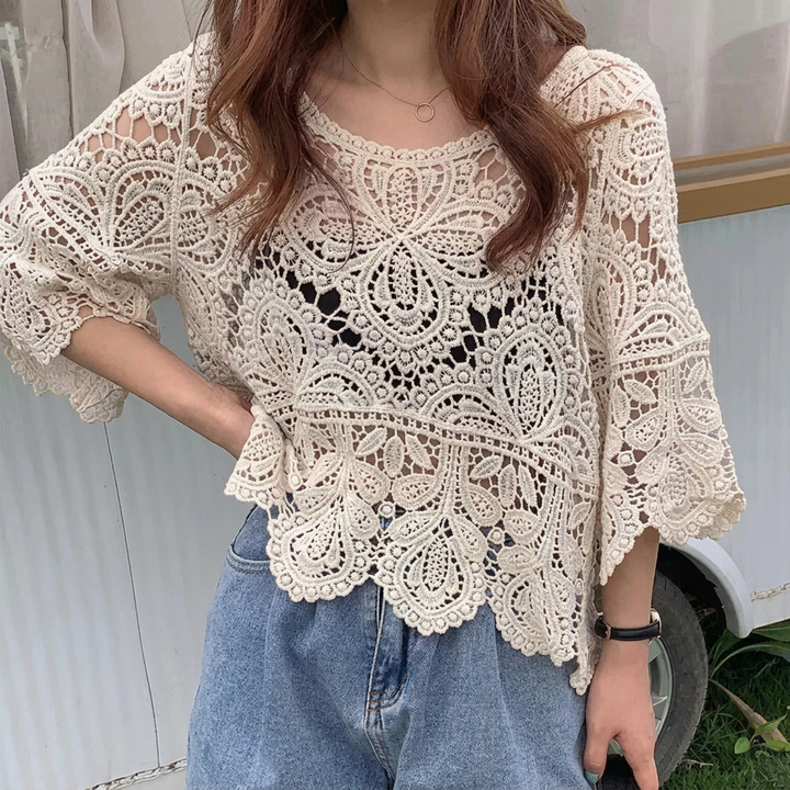 Elegante dames blouse in abrikoos met romantisch opengewerkt detail. Perfect voor een stijlvolle zomerlook.