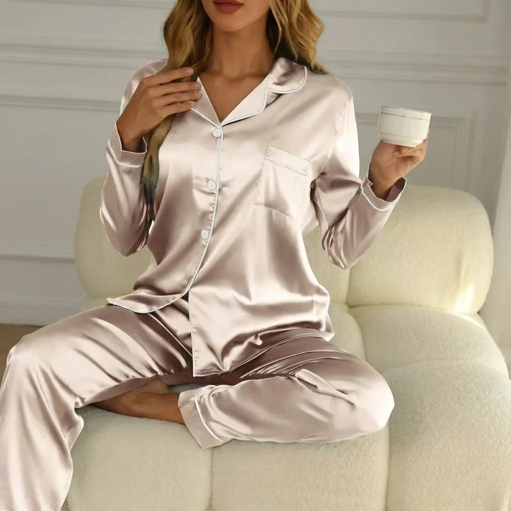 Model draagt een stijlvolle dames satijnen pyjamaset in lichte kleur, comfortabel en elegant.