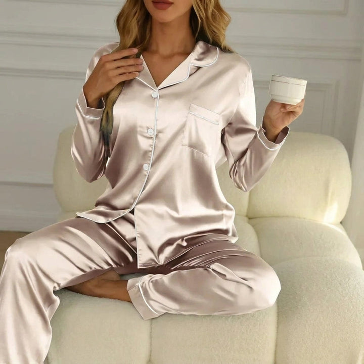 Model draagt een stijlvolle dames satijnen pyjamaset in lichte kleur, comfortabel en elegant.