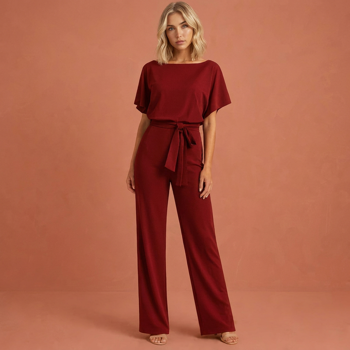 Modieuze tweedelige dames kledingset met ceintuur, ideaal voor een elegante en veelzijdige zomer- of lente outfit.