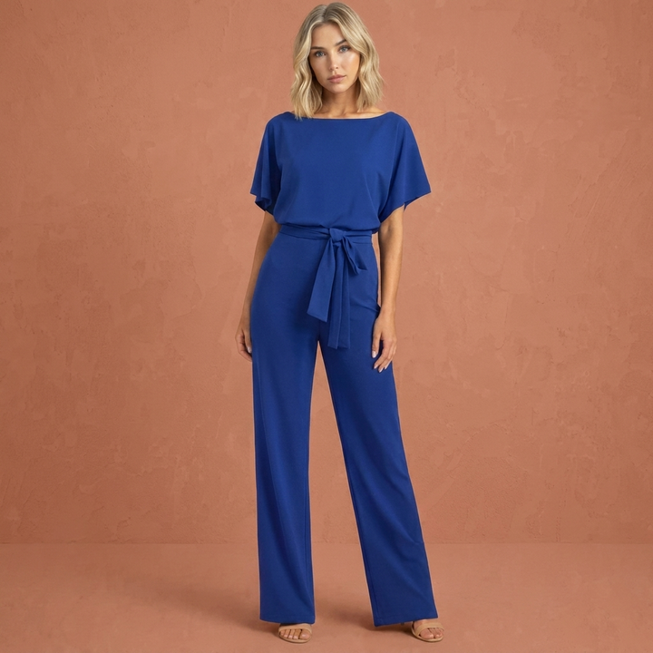 Veelzijdige tweedelige damesset met accentuerende ceintuur, ideaal voor zowel casual als geklede zomerse gelegenheden.