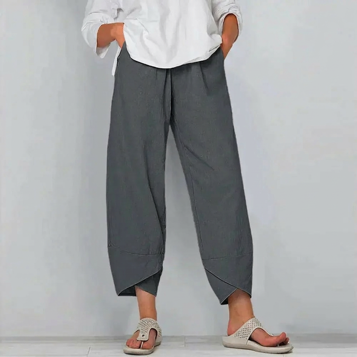 Close-up elastische tailleband van de comfortabele dames casual broek, voor een perfecte pasvorm.