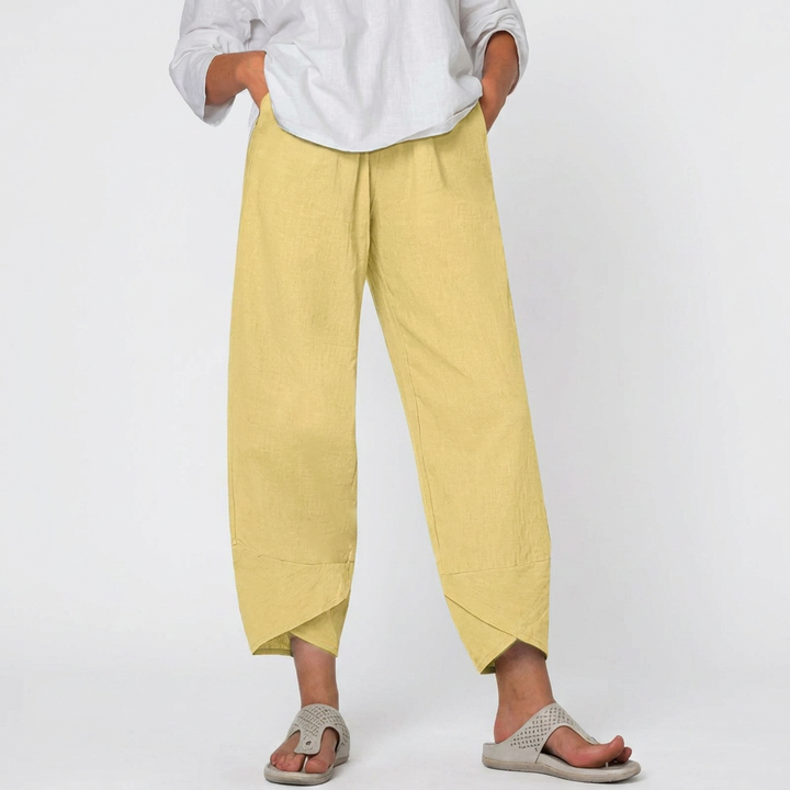 Comfortabele casual damesbroek van zachte stof, relaxed fit, met flexibele elastische tailleband.