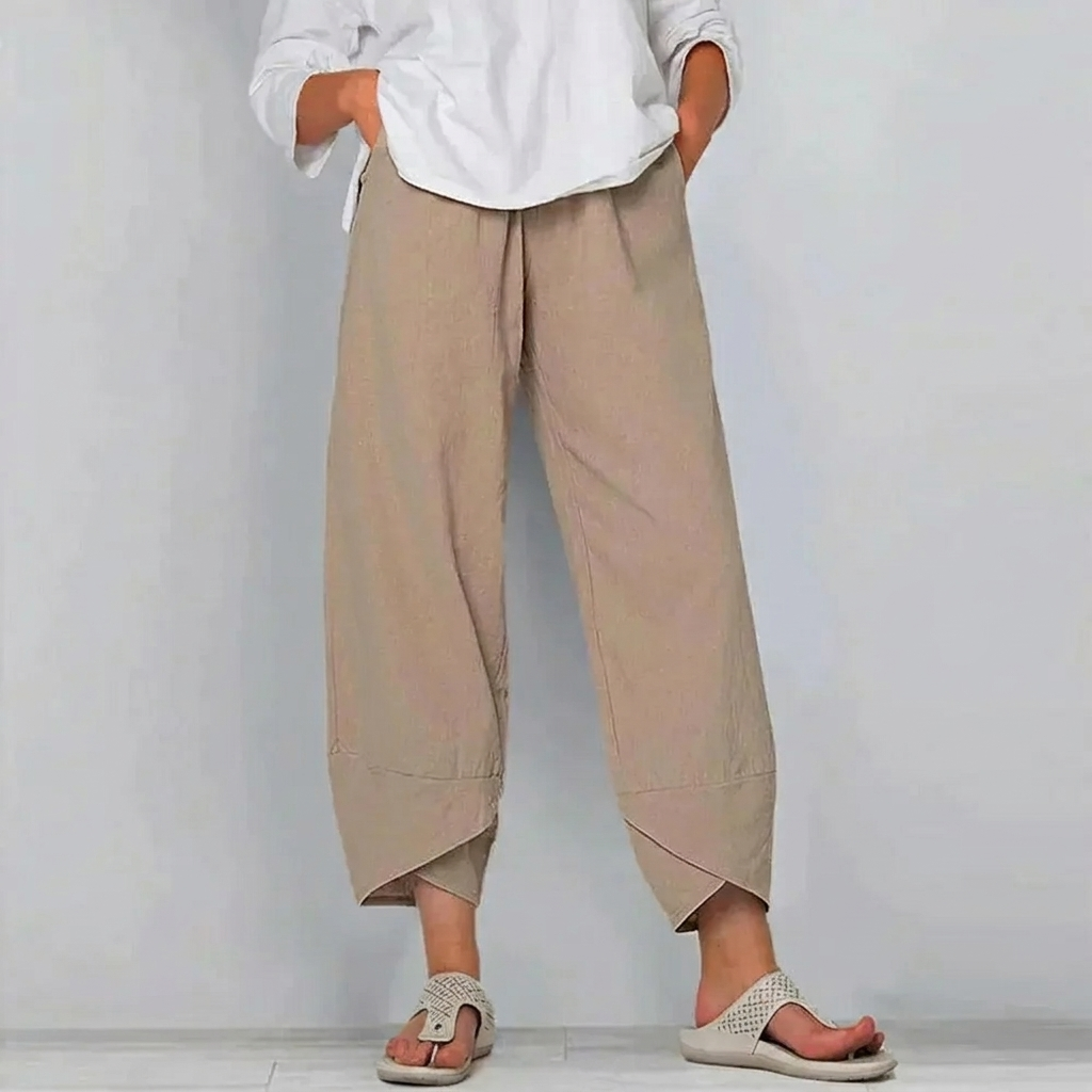 Achterzijde dames casual broek, relaxed fit, met elastische tailleband voor extra comfort.