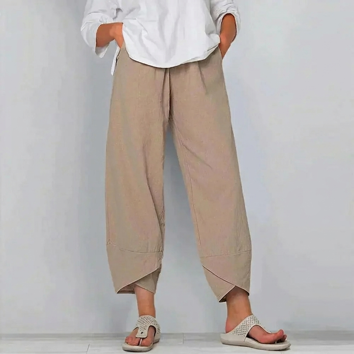 Achterzijde dames casual broek, relaxed fit, met elastische tailleband voor extra comfort.