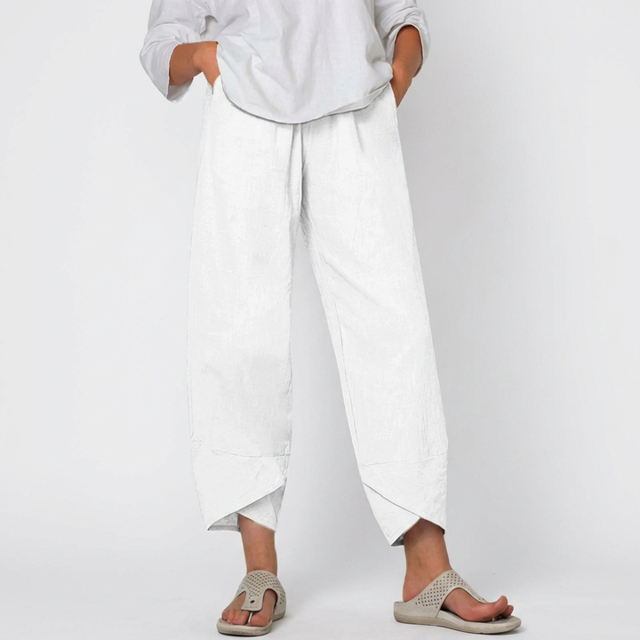 Ruimvallende pijpen van de casual damesbroek, relaxed fit, voor comfort en bewegingsvrijheid.
