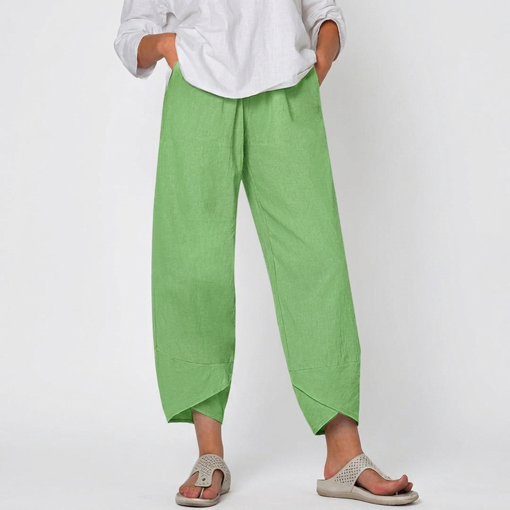 Detail van de comfortabele stof en stiksels van de casual damesbroek, relaxed fit design.