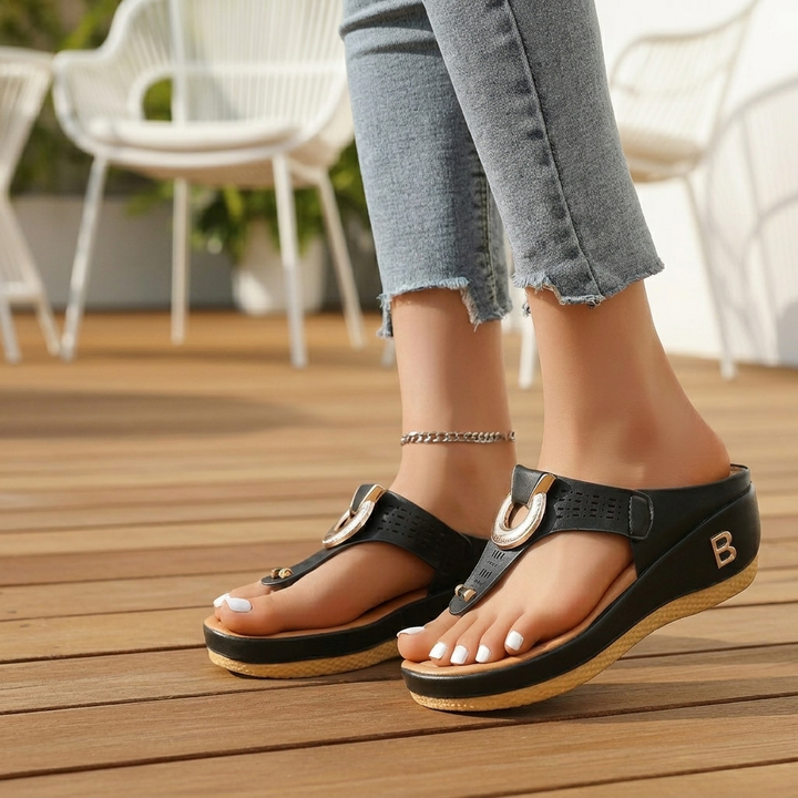 Stijlvolle platte zool damessandalen, orthopedisch ontworpen voor comfort en zomerse elegantie.