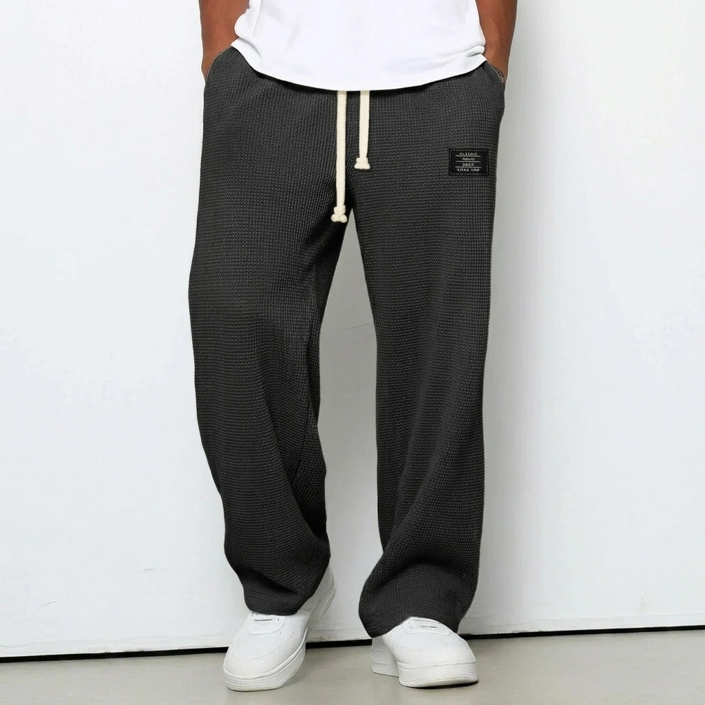 Ademende herenbroek met losse pasvorm, perfect voor comfort en stijl tijdens ontspanning.