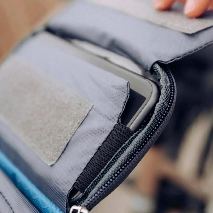 Compacte fietstas met bovenzijde touchscreen venster, eenvoudig te monteren en perfect voor smartphone gebruik op de fiets.