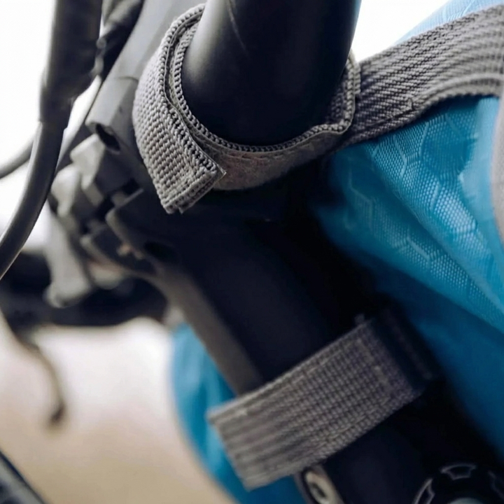 Waterdichte fietstas met geïntegreerde telefoonhouder en touchscreen, onmisbaar fietsaccessoire voor elke fietser.