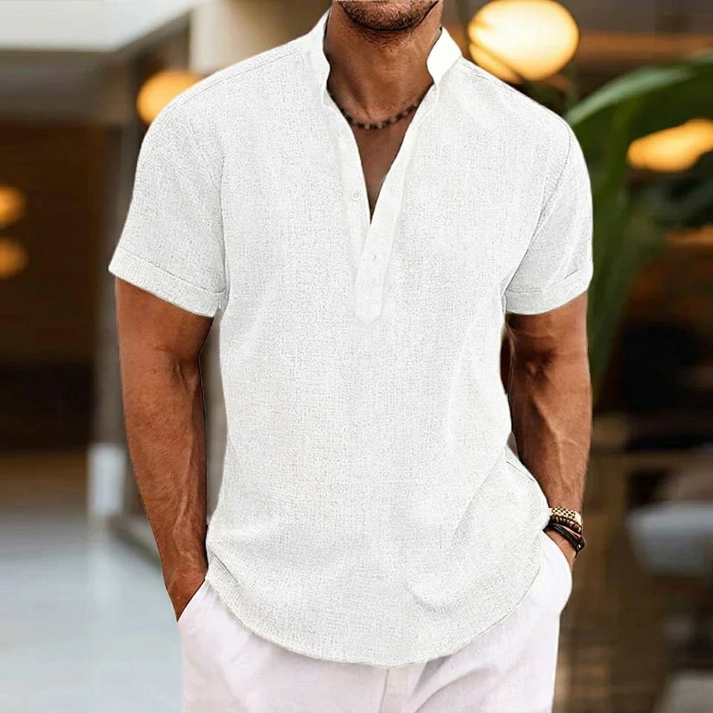 Elegant heren V-hals shirt met regular fit en korte mouwen; veelzijdig voor elke stijlvolle gelegenheid.