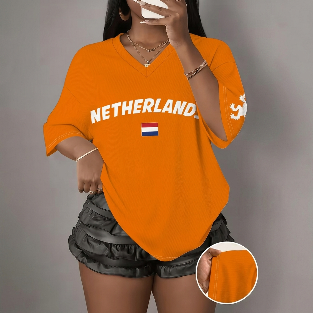 Stijlvolle dames voetbalshirt met losse pasvorm en opvallende dynamische print. Ideaal voor sportieve streetwear en zomer.