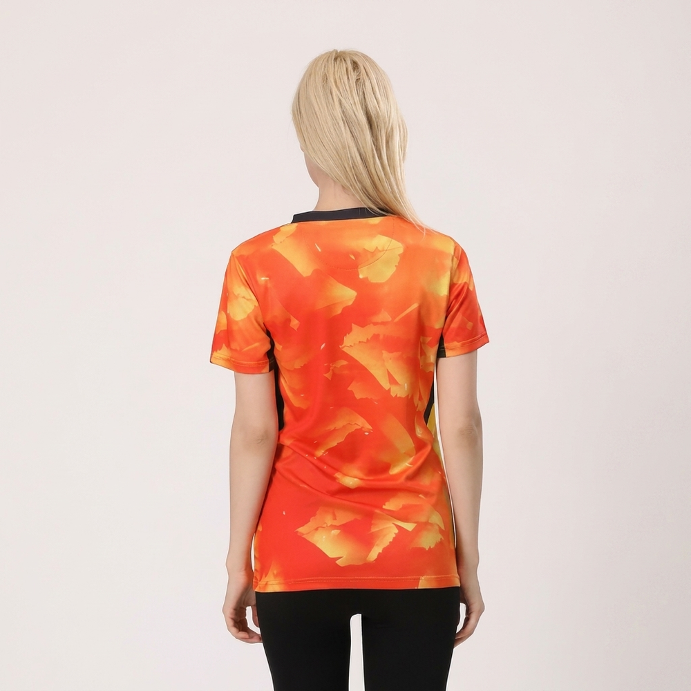 Comfortabel dames sportshirt in oranje rood, perfect voor voetbal of als casual zomer shirt.