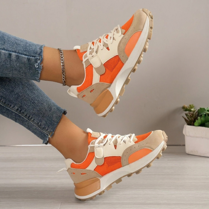 Zijaanzicht trendy WC2026 damessneakers met oranje colorblock design. Comfortabele casual schoenen voor stijlvolle vrouwenmode.