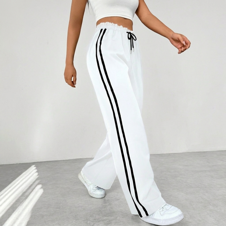 Chique dames sportbroek met wijde pijpen, voorzien van elegante zijstrepen, combineert mode en comfort naadloos.