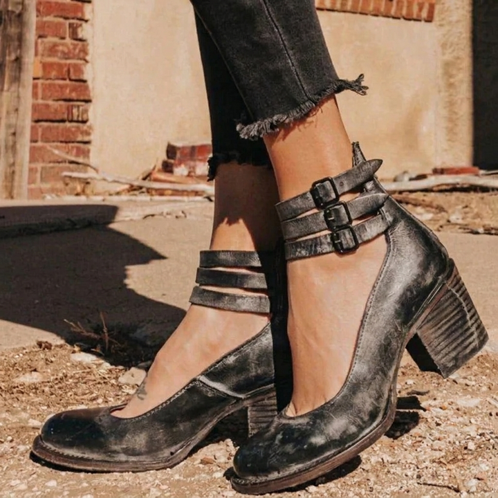 Elegante zwarte damesschoenen (WC2026) met klassiek design, ideaal als comfortabele werkschoenen of casual.
