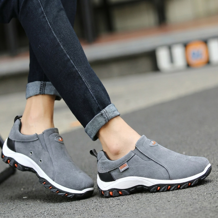 Stabiele heren WC2026 wandelschoenen met antislipzool. Ideaal voor buitenshuis, biedt veiligheid en grip.