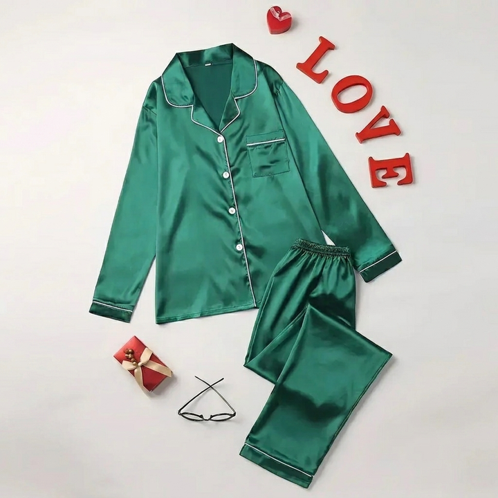 Elegante satijnen pyjamaset voor dames, modieus en luxe nachtkleding voor stijlvolle avonden thuis.