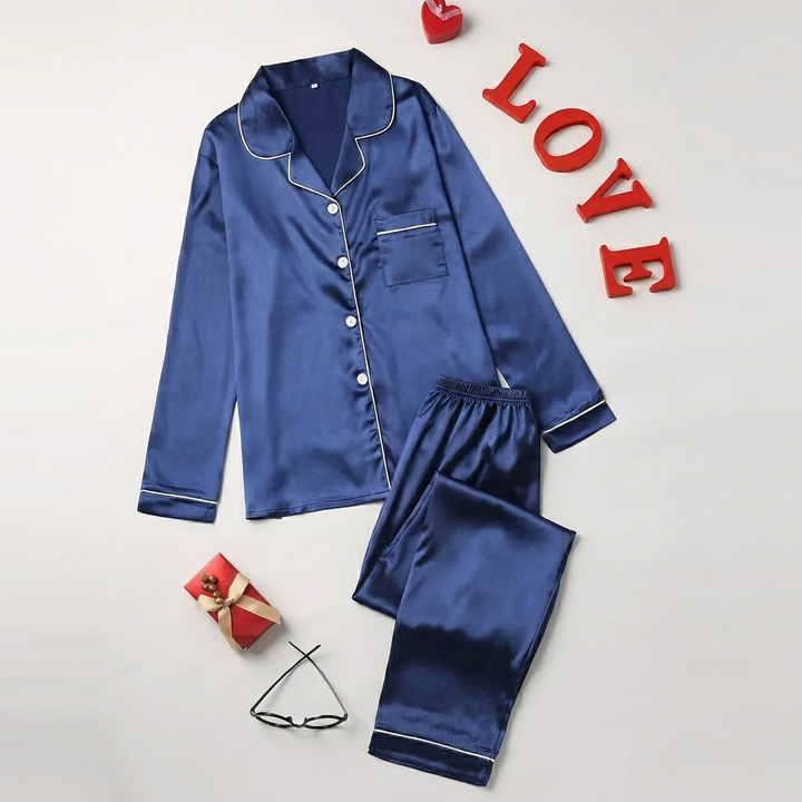 Complete dames satijnen slaapset, bestaande uit top en broek, voor ultiem comfort en luxe.