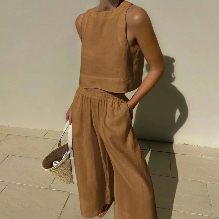 Stijlvolle dames kleding: een veelzijdige crop top en comfortabele wijde broek, perfect voor elke zomerse gelegenheid.