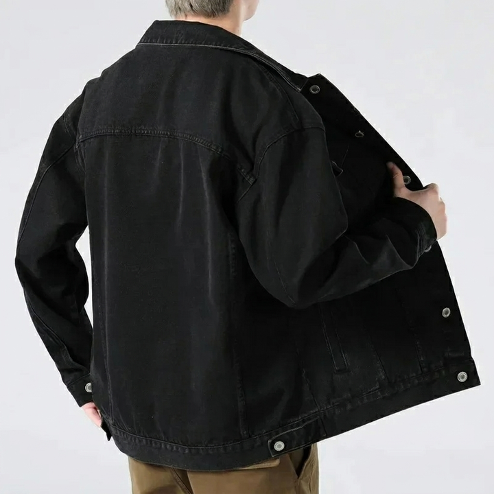 Heren denim jack met slim fit pasvorm. Stijlvol biker spijkerjack voor zowel voorjaar als najaar outfits.