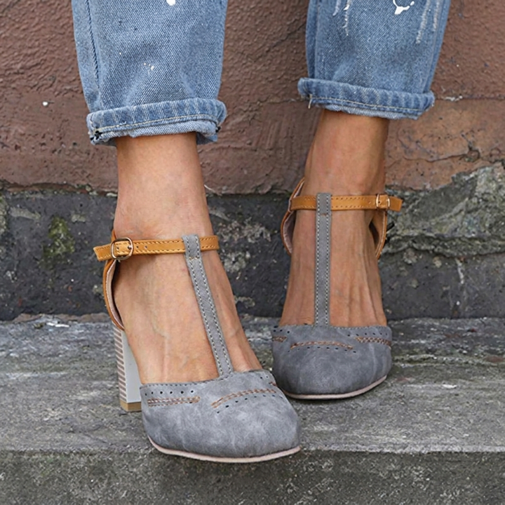Zwarte orthopedische dameshakschoenen: elegant design, stabiele hak en antislipzool.