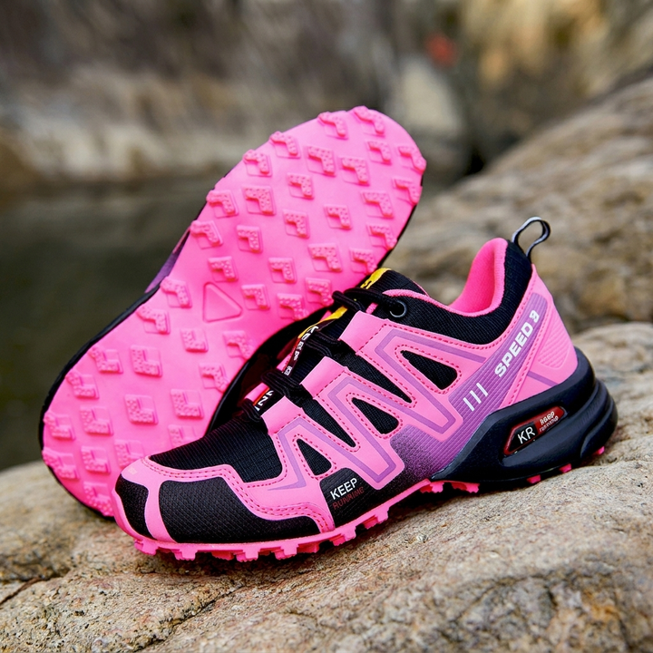 Antislip unisex wandelschoenen met robuuste zool voor optimale grip op ruig terrein, klimmen en trektochten.