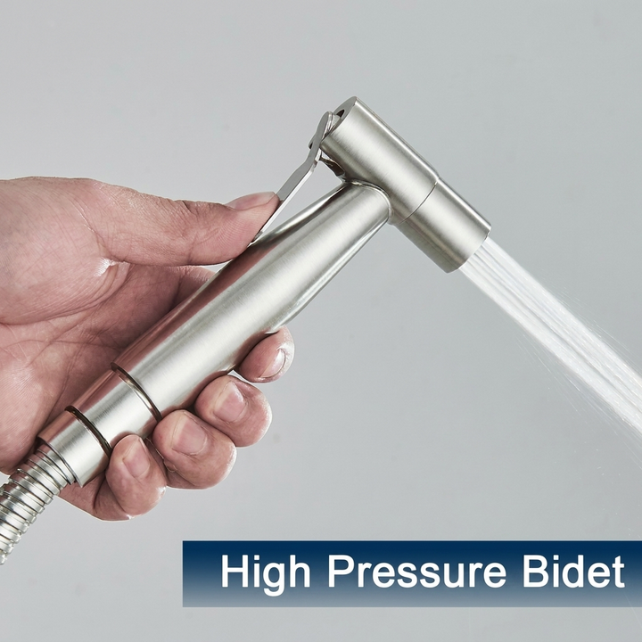 Waterbesparende toilet bidetsproeier in zilver/zwart. Voor grondige hygiënische reiniging en een frisse badkamer.