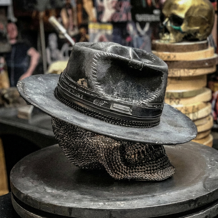 Schuin aanzicht van de handgemaakte trendy doodskop muts, stoere uniseks beanie voor de winter.