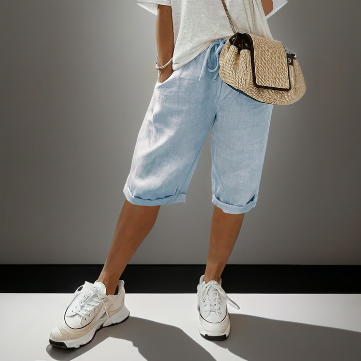 Casual groene zomershorts voor dames met ademende stof en losse pasvorm. Inclusief functionele zakken.