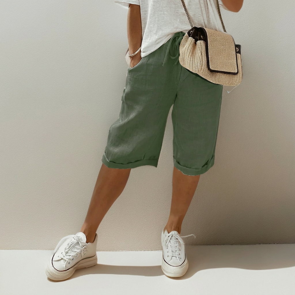 Zomerse groene dames shorts met een comfortabele losse pasvorm en flexibel trekkoord. Ideaal voor warme dagen.