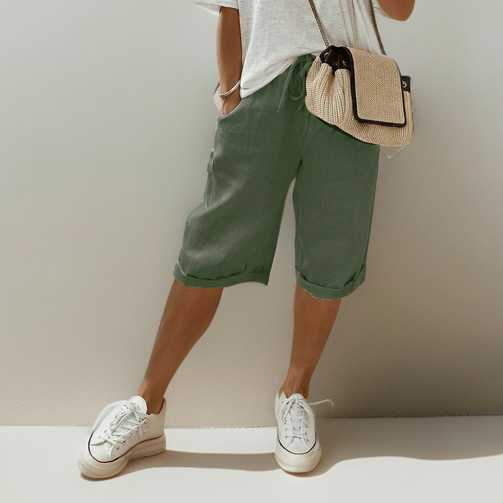 Zomerse groene dames shorts met een comfortabele losse pasvorm en flexibel trekkoord. Ideaal voor warme dagen.