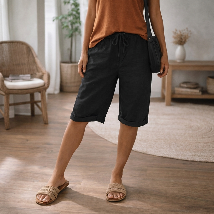 Lichtgewicht polyester dames shorts, comfortabele bermuda met trekkoord, ideaal voor warme zomerdagen.