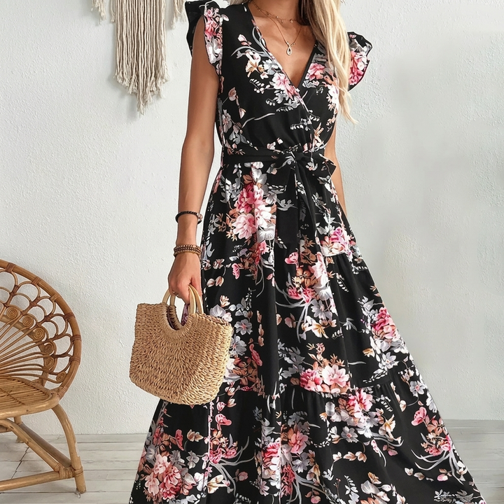 Modieuze zwarte lentejurk met relaxte pasvorm, lichte stof en comfortabel design, ideaal als elegante zomerjurk.