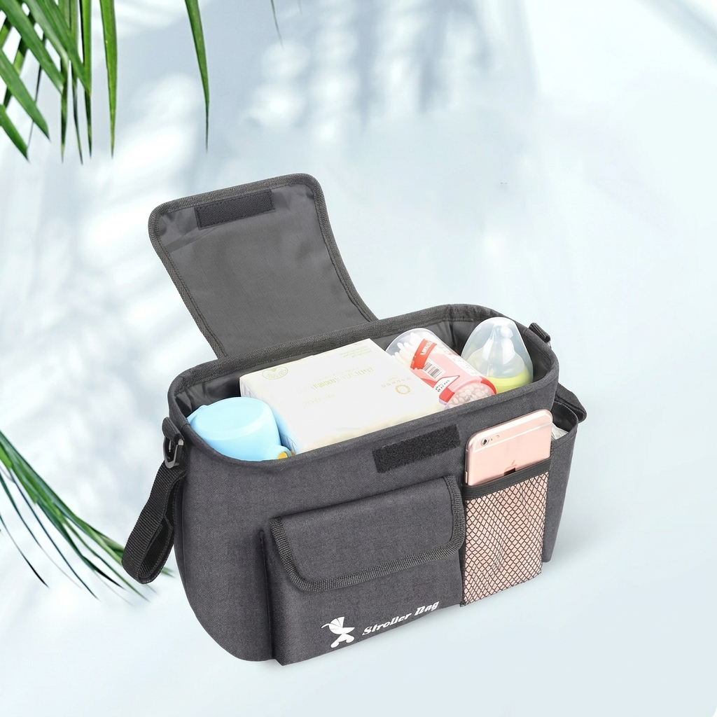Praktische kinderwagen accessoire: een universele opbergtas met vakken, perfect voor reizen en dagelijks gebruik met baby.