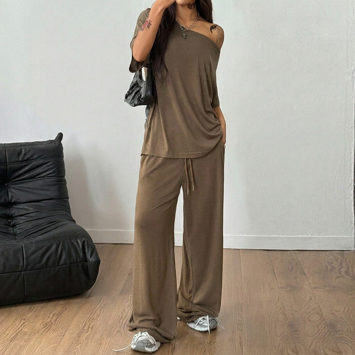 Casual dames loungeset, comfortabel en tweedelig, geschikt als reiskleding of relaxkleding in de zomer.