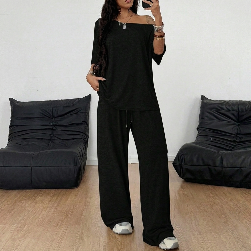Zomerse dames loungeset van comfortabel polyester, perfect als tweedelige relaxkleding of huispak.