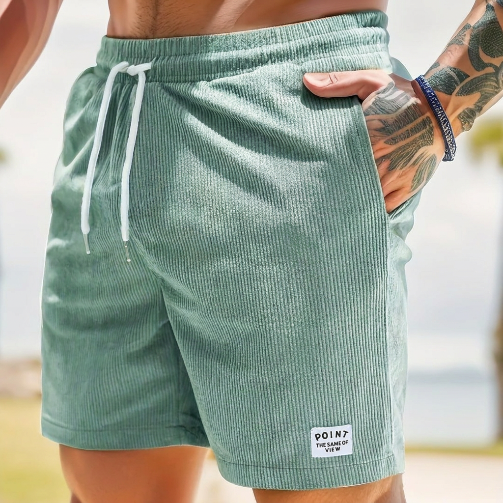 Man draagt comfortabele heren corduroy korte broek met trekkoord; klaar voor zomerse dagen.