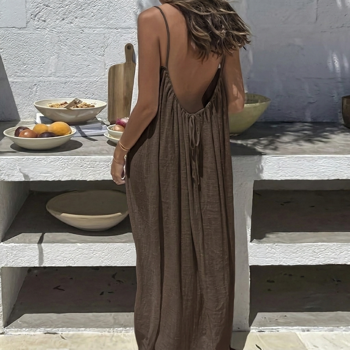Zomerse damesjurk met elegant open rugdetail; ideaal als comfortabele loungewear.