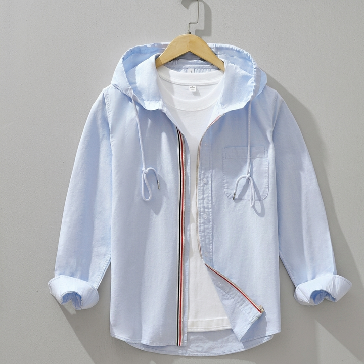 Modern heren overhemdjack met capuchon in lichtblauw/wit voor casual streetwear look, perfect voor lente.
