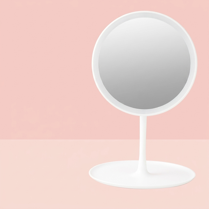 Draagbare oplaadbare make-up spiegel met LED verlichting, een praktisch cadeau voor beauty liefhebbers.