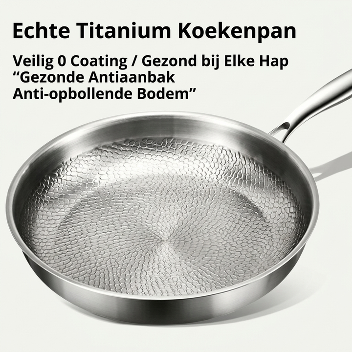 Glanzende titanium wokpan klaar voor roerbakken, compleet met passend deksel. Perfect voor snel en gezond koken.