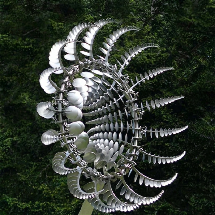 Glanzende roestvrijstalen windspinner, creëert hypnotiserende beweging in uw tuin. Decoratief en weerbestendig.