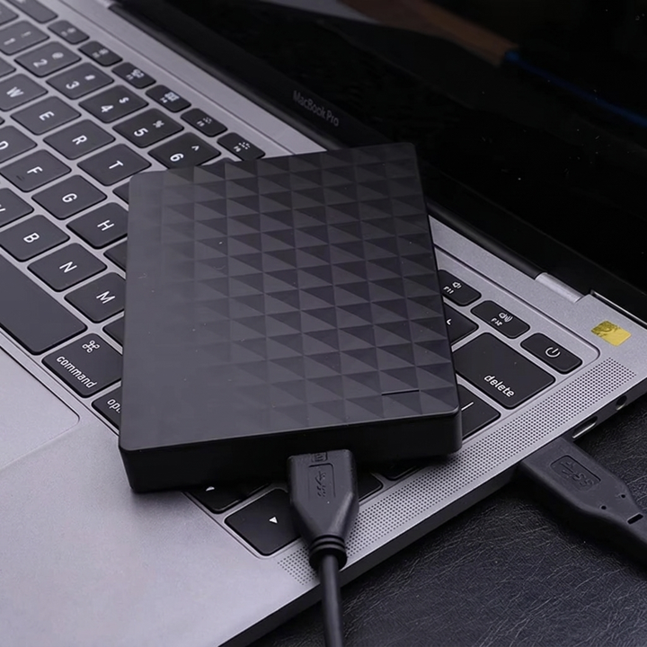 Zwarte externe harde schijf met USB 3.0 kabel, ideaal voor snelle bestandsoverdracht en backup.