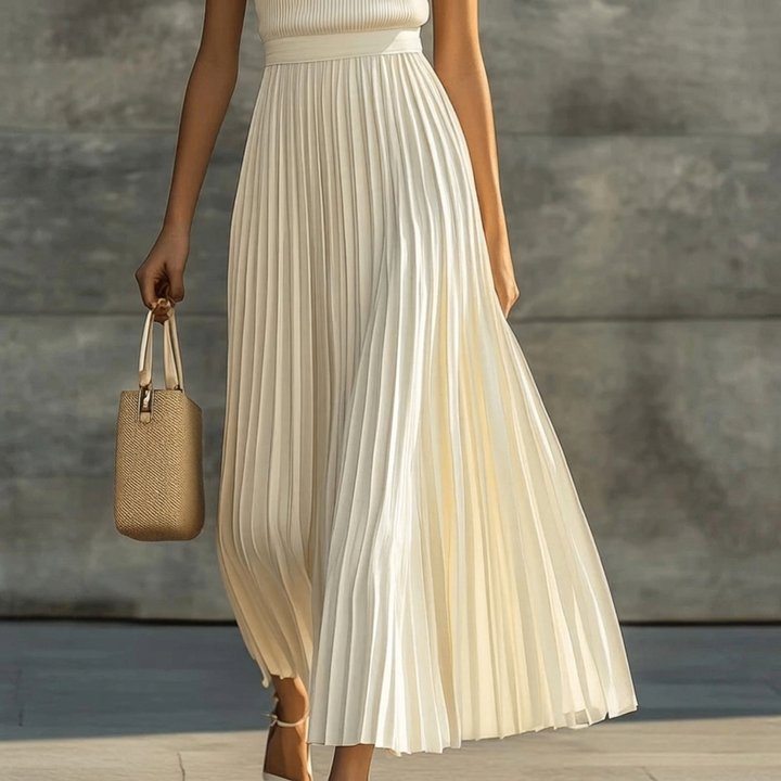 Comfortabele witte geplooide dames maxi-jurk. Stijlvolle en tijdloze keuze voor elke speciale gelegenheid.