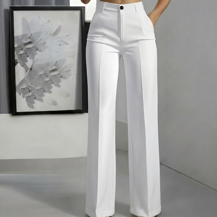 Stijlvolle witte damesbroek gemaakt van zacht polyester, perfect voor elegante en casual zomeroutfits.
