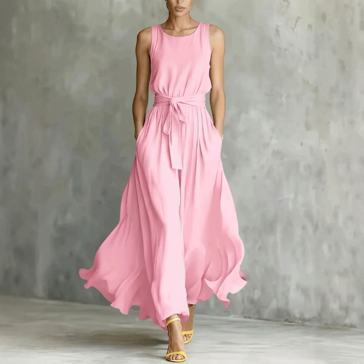 Luchtige zomer maxi-jurk voor dames met unieke vetersluiting. Vrouwelijk, mouwloos en ideaal als feest- of vakantieoutfit.