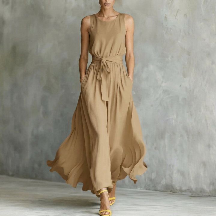 Stijlvolle dames maxi-feestjurk met elegante vetersluiting. Mouwloos, vrouwelijk en ideaal voor een speciale gelegenheid.
